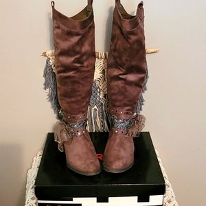 Not Rated Midnight DreamBoots in Taupe size 6.5